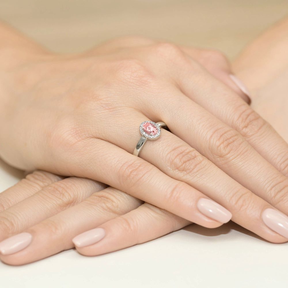 Pierścionek z różowym diamentem laboratoryjnym 0,58 ct, białe złoto 585, zdjęcie na dłoni