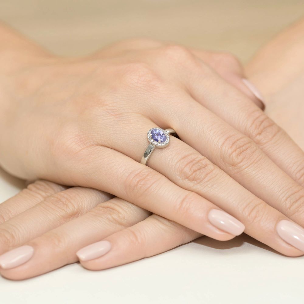 Pierścionek z tanzanitem 0,40 ct i brylantami, białe złoto 585, zdjęcie na dłoni