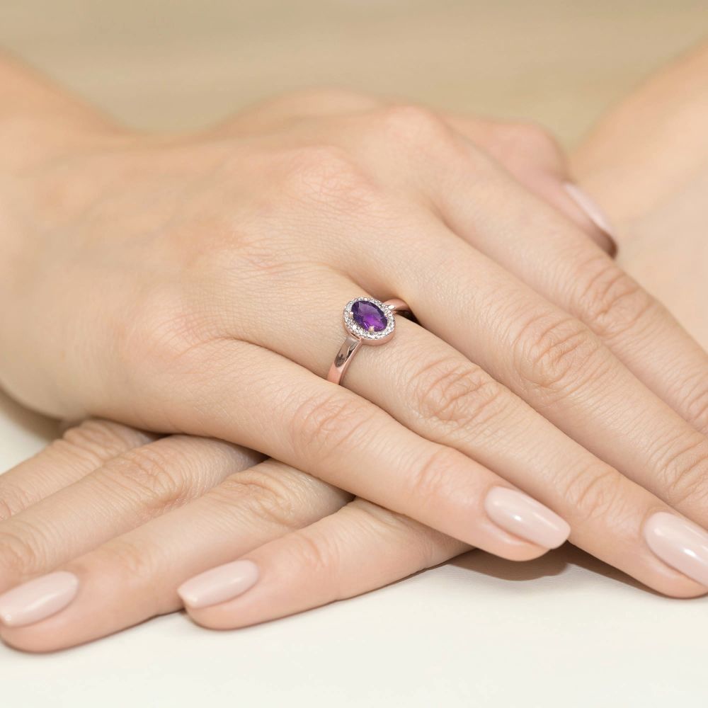 Pierścionek z ametystem 0,40 ct i brylantami, różowe złoto 585, zdjęcie na dłoni