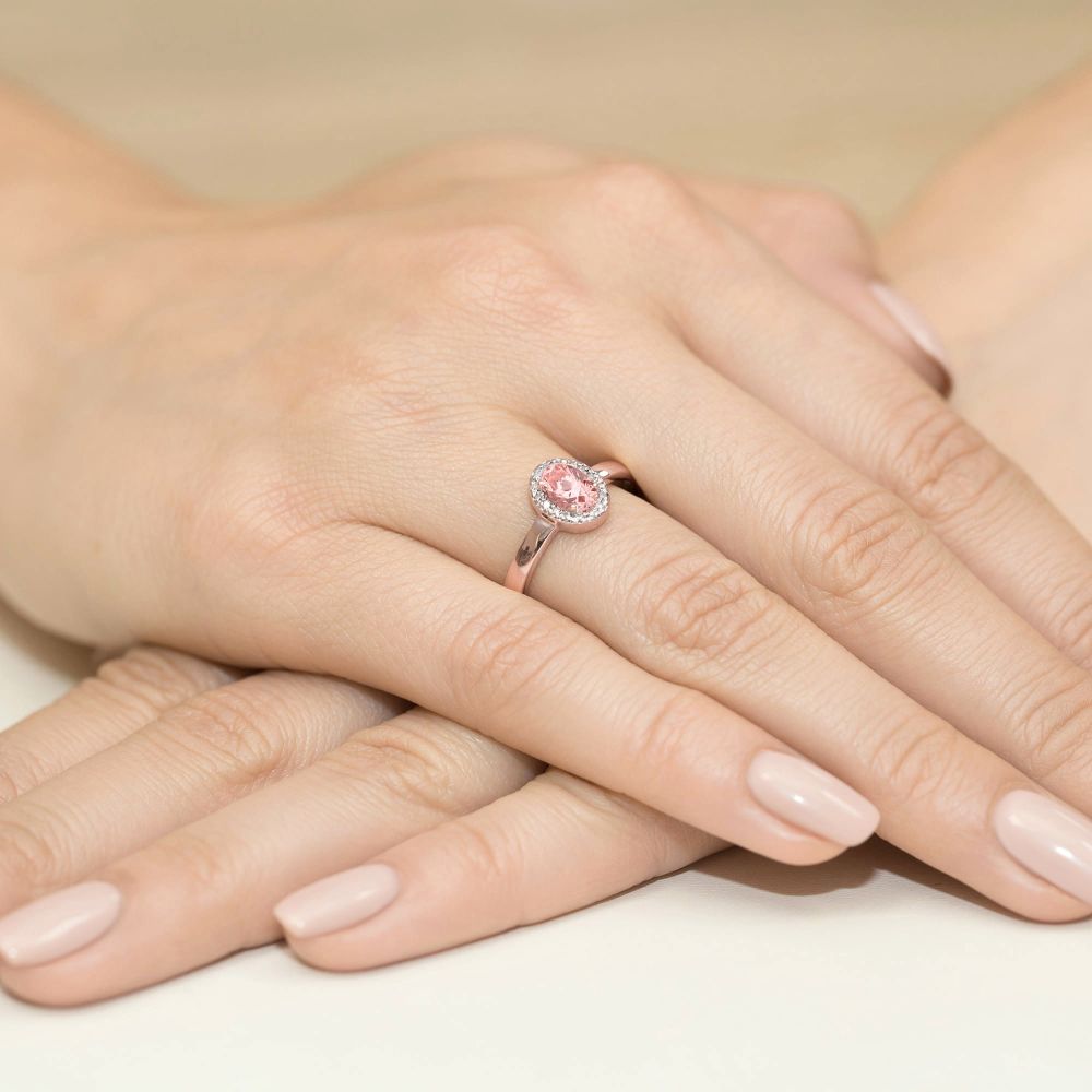 Pierścionek z różowym diamentem laboratoryjnym 0,58 ct, różowe złoto 585, zdjęcie na dłoni