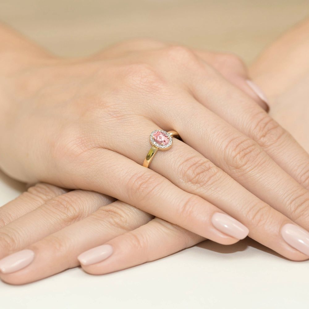Pierścionek z różowym diamentem laboratoryjnym 0,58 ct, żółte złoto 585, zdjęcie na dłoni