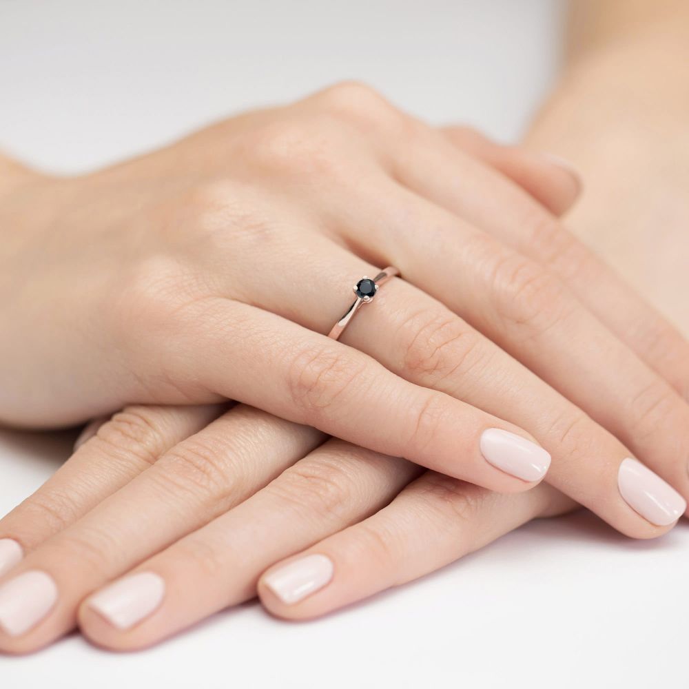 Pierścionek z czarnym diamentem 0,20 ct, różowe złoto 585, zdjęcie na dłoni
