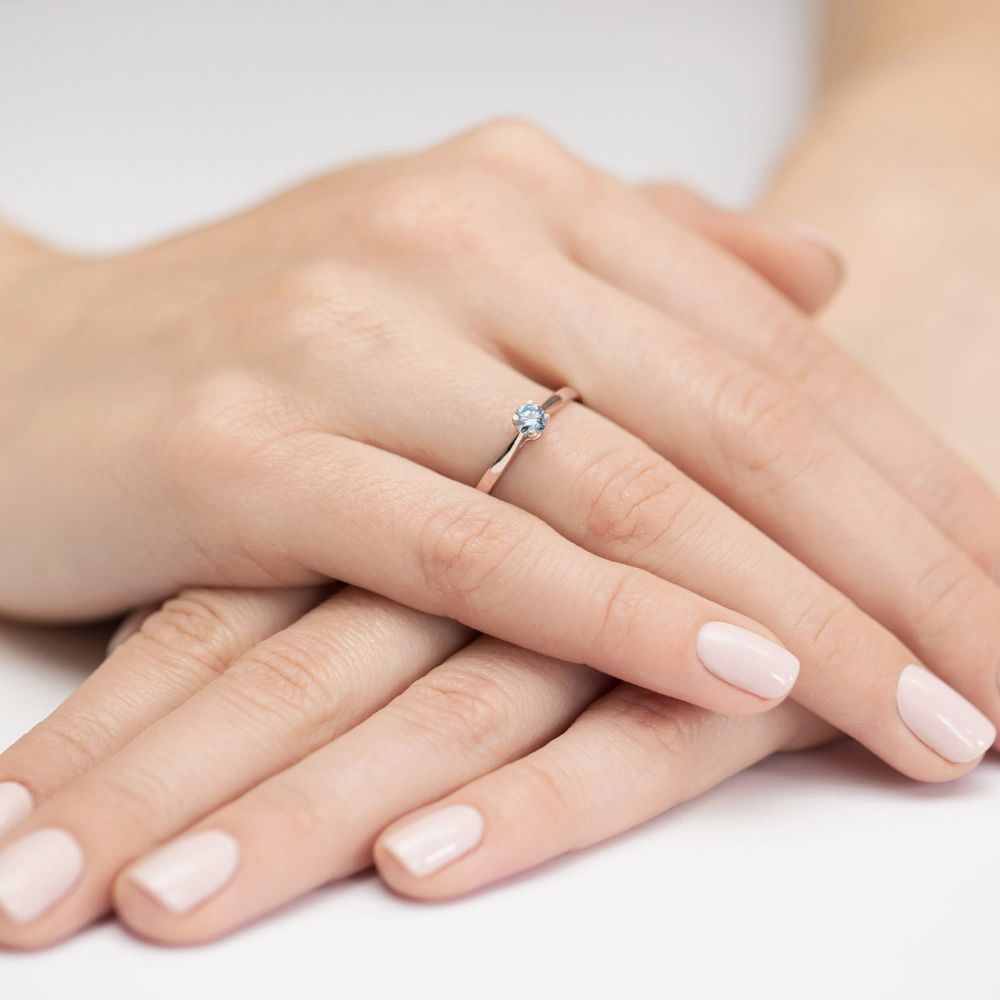 Pierścionek z niebieskim diamentem laboratoryjnym 0,15 ct, różowe złoto 585, zdjęcie na dłoni