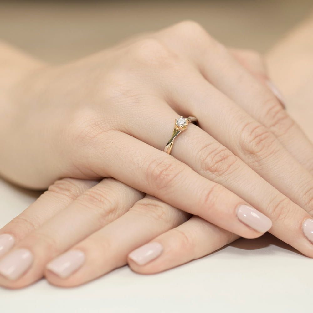 Pierścionek zaręczynowy z brylantem 0,23 ct, żółte złoto 585, zdjęcie na dłoni