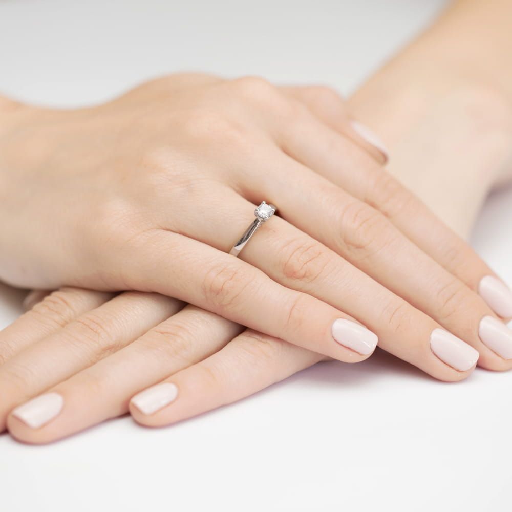Pierścionek z brylantami 0,30 ct, białe złoto 585, zdjęcie na dłoni
