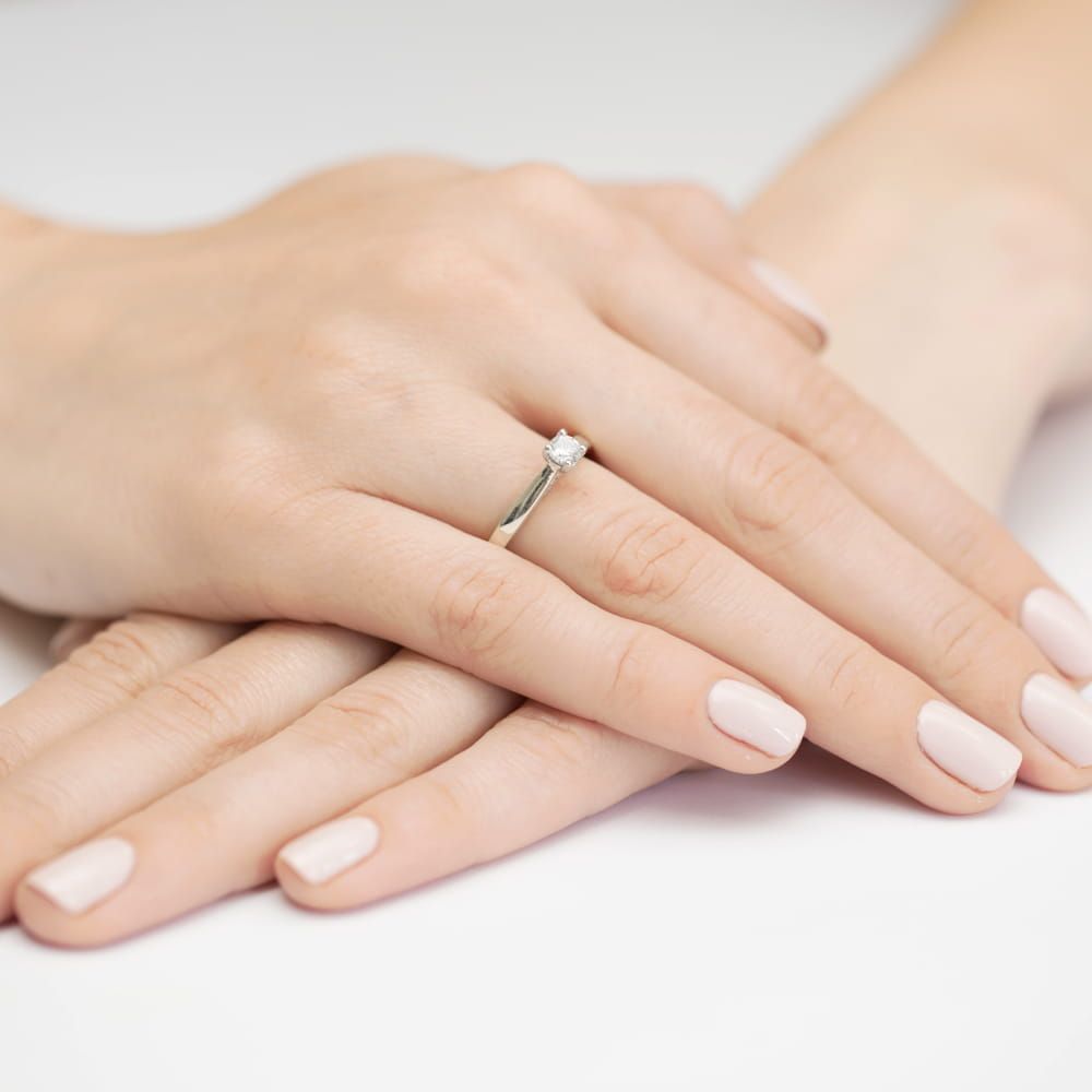 Pierścionek z diamentem laboratoryjnym 0,30 ct, białe złoto 585, zdjęcie na dłoni