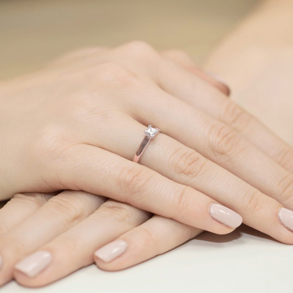 Pierścionek zaręczynowy z brylantem 0,30 ct, różowe złoto 585, zdjęcie na dłoni