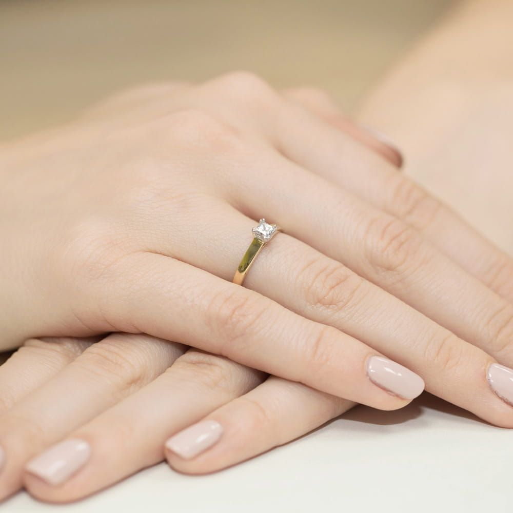 Pierścionek zaręczynowy z brylantem 0,30 ct, żółte złoto 585, zdjęcie na dłoni