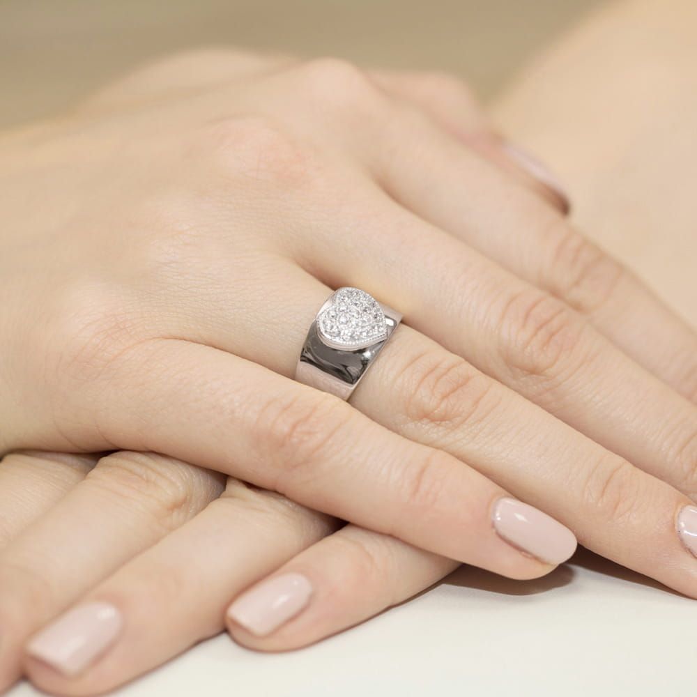 Pierścionek z brylantami 0,26 ct, białe złoto 585, zdjęcie na dłoni