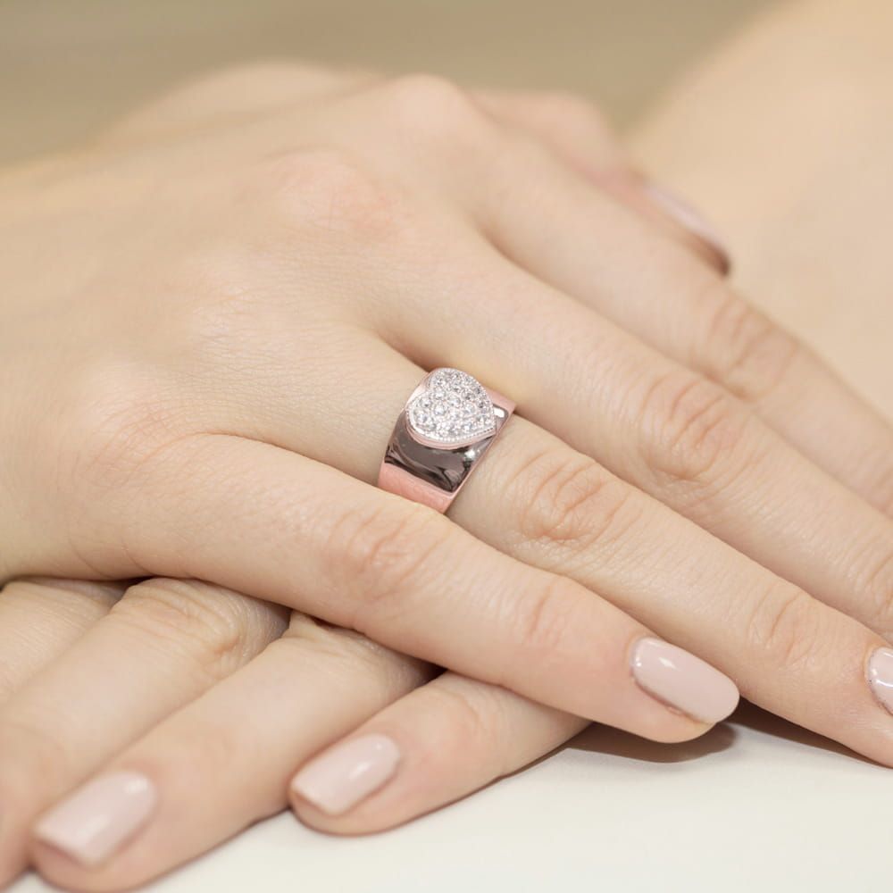 Pierścionek z brylantami 0,26 ct, różowe złoto 585, zdjęcie na dłoni