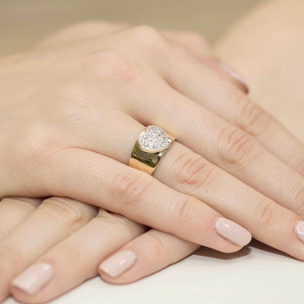 Pierścionek z brylantami 0,26 ct, żółte złoto 585, zdjęcie na dłoni