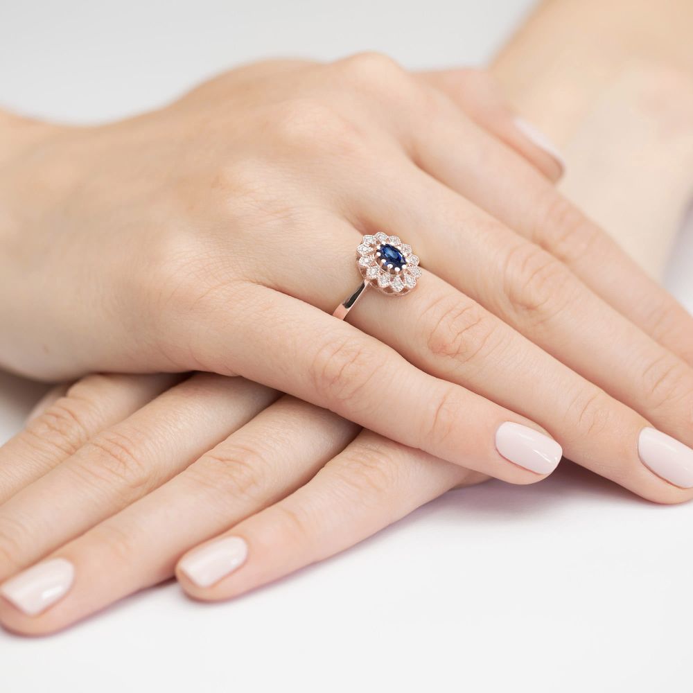 Pierścionek ze szafirem 0,70 ct i brylantami, różowe złoto 585, zdjęcie na dłoni