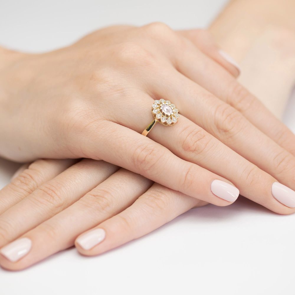Pierścionek z diamentem laboratoryjnym 0,50 ct, żółte złoto 585, zdjęcie na dłoni