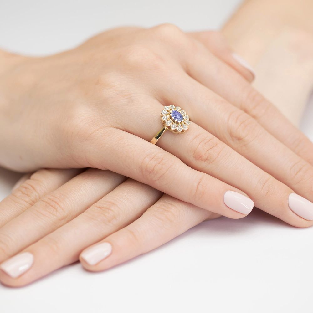 Pierścionek z tanzanitem 0,40 ct i brylantami, żółte złoto 585, zdjęcie na dłoni