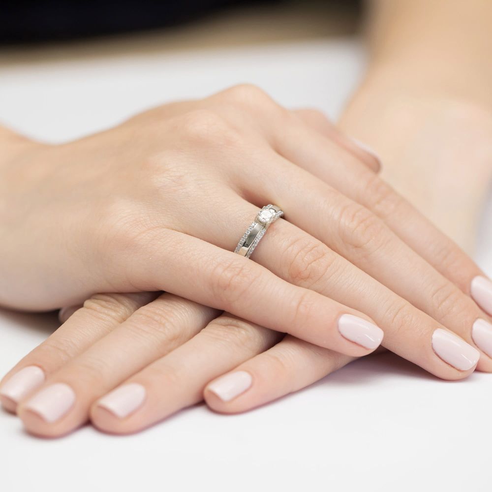 Pierścionek z diamentem laboratoryjnym 0,45 ct, białe złoto 585, zdjęcie na dłoni