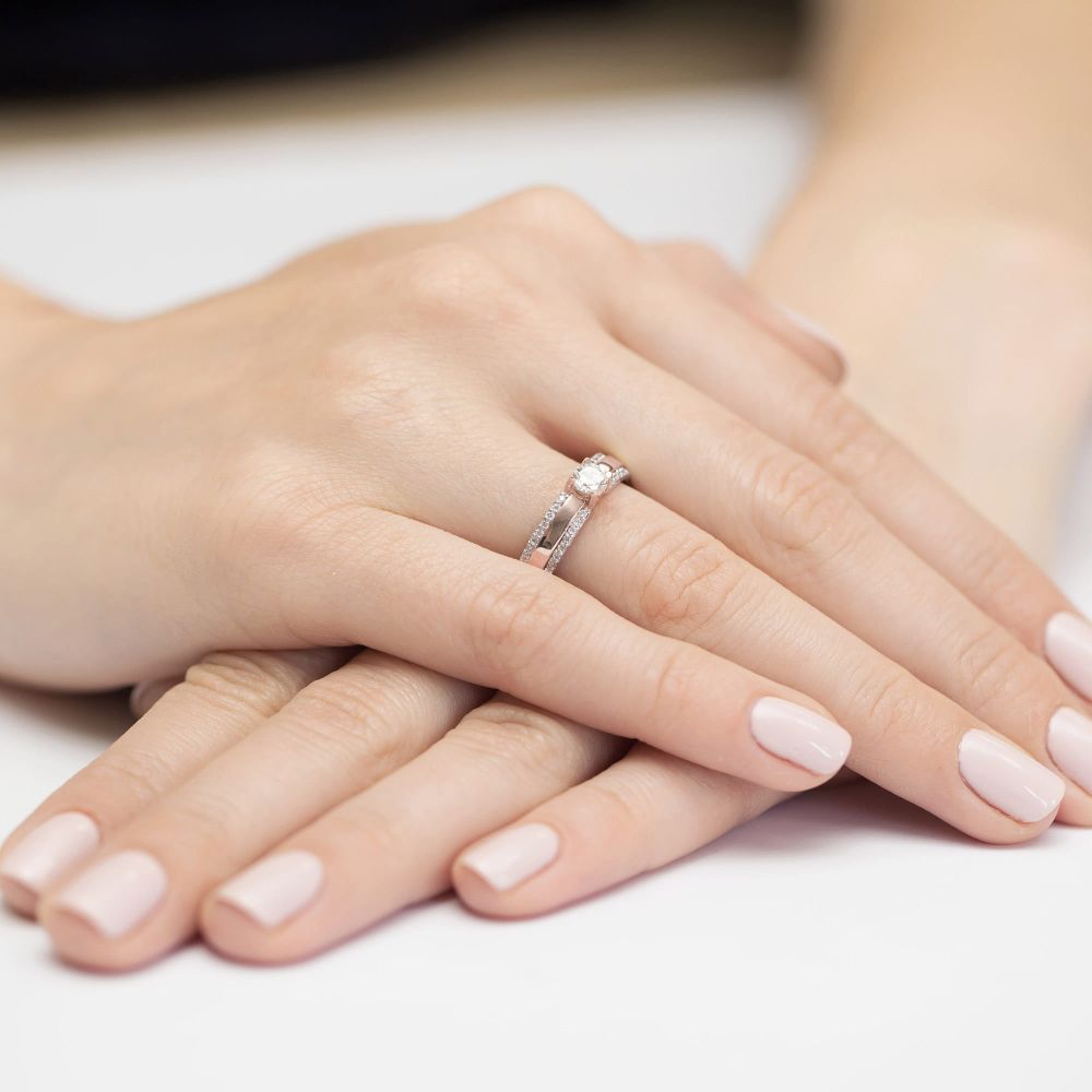 Pierścionek z diamentem laboratoryjnym 0,45 ct, różowe złoto 585, zdjęcie na dłoni