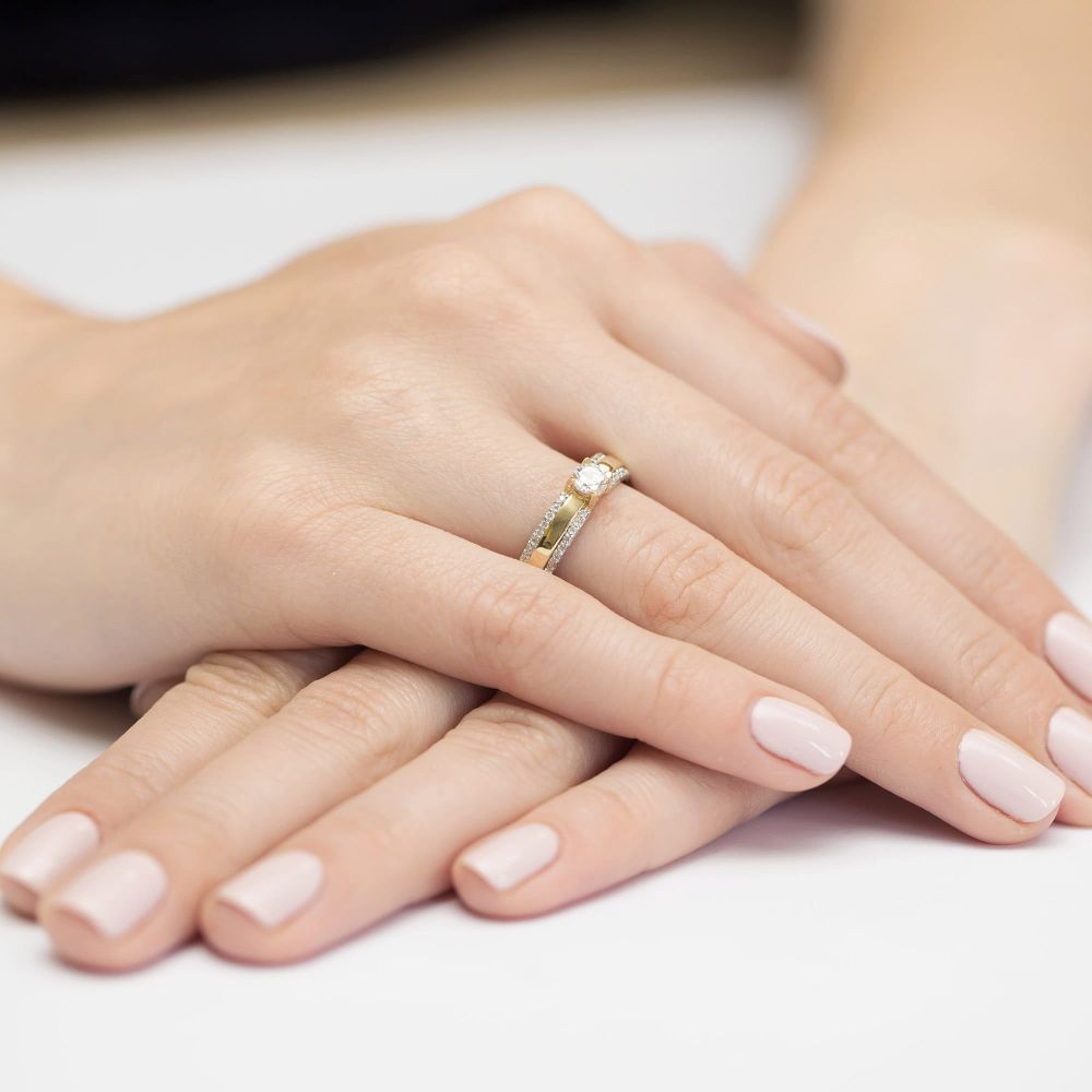Pierścionek z diamentem laboratoryjnym 0,45 ct, żółte złoto 585, zdjęcie na dłoni