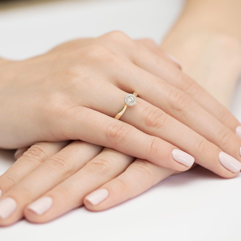 Pierścionek z diamentem laboratoryjnym 0,25 ct, żółte złoto 585, zdjęcie na dłoni