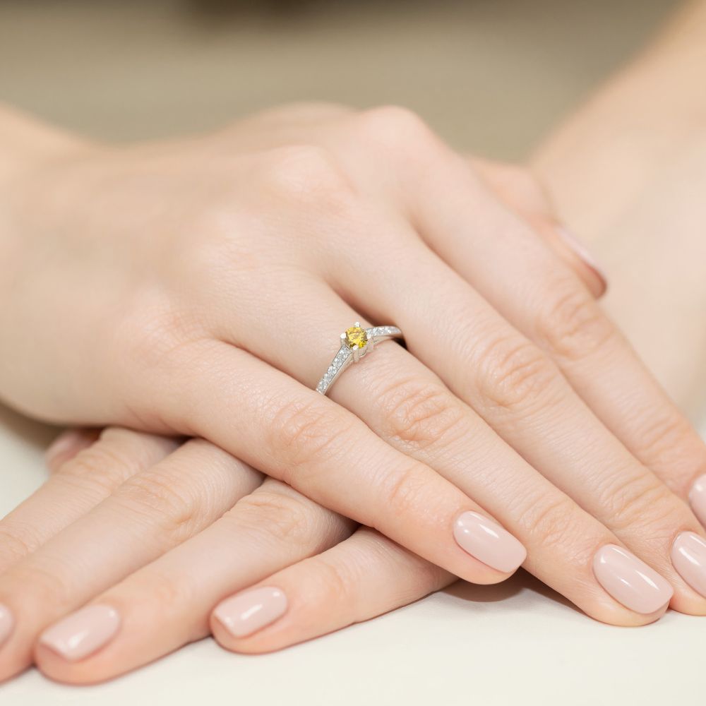 Pierścionek z żółtym diamentem laboratoryjnym 0,44 ct, białe złoto 585, zdjęcie na dłoni