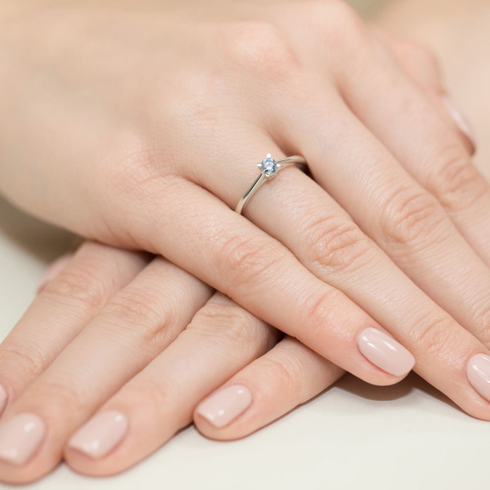Pierścionek z niebieskim diamentem laboratoryjnym 0,15 ct, białe złoto 585, zdjęcie na dłoni