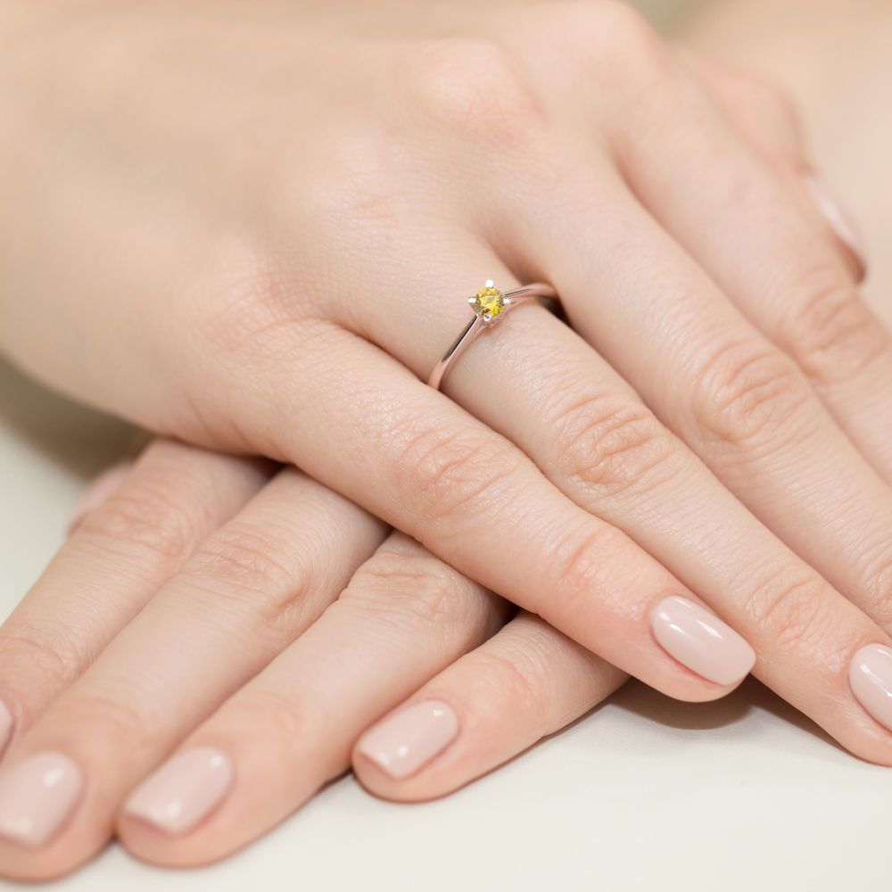 Pierścionek z żółtym diamentem laboratoryjnym 0,15 ct, różowe złoto 585, zdjęcie na dłoni