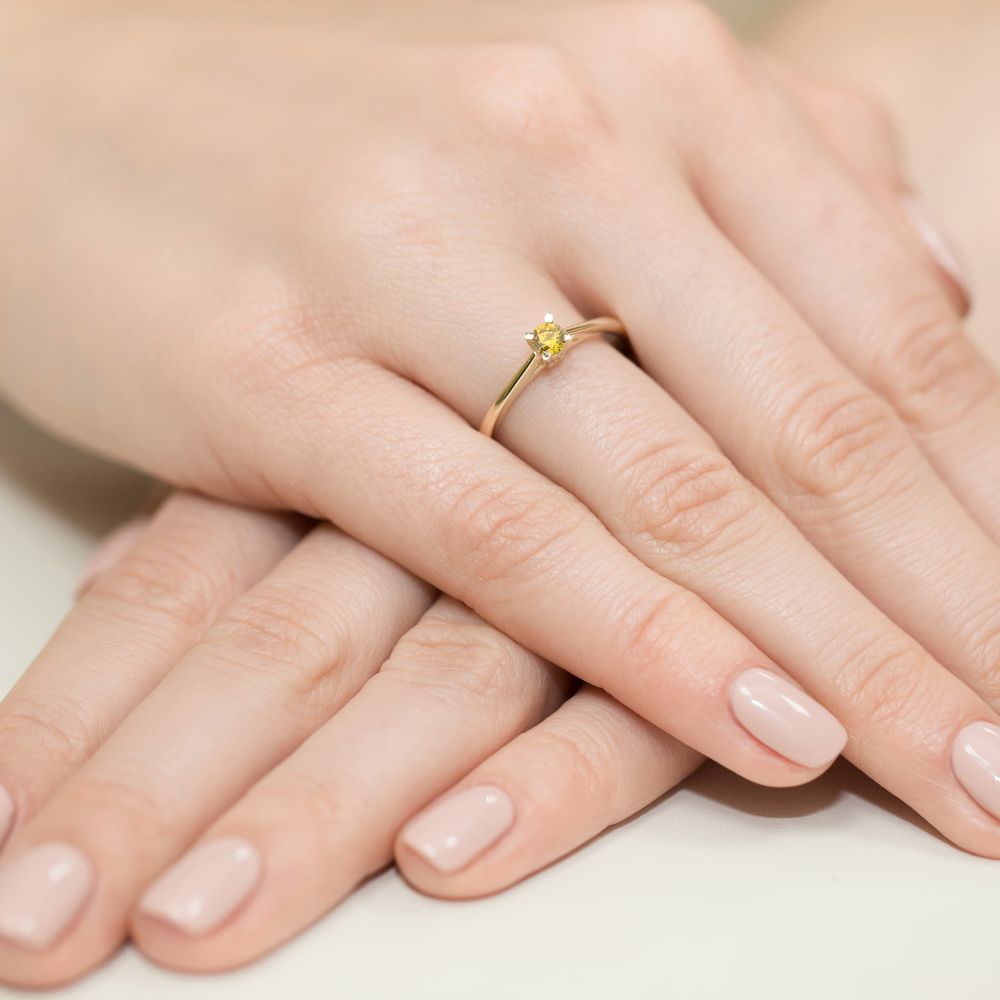 Pierścionek z żółtym diamentem laboratoryjnym 0,15 ct, żółte złoto 585, zdjęcie na dłoni