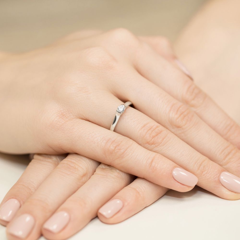 Pierścionek z diamentem laboratoryjnym 0,15 ct, białe złoto 585, zdjęcie na dłoni