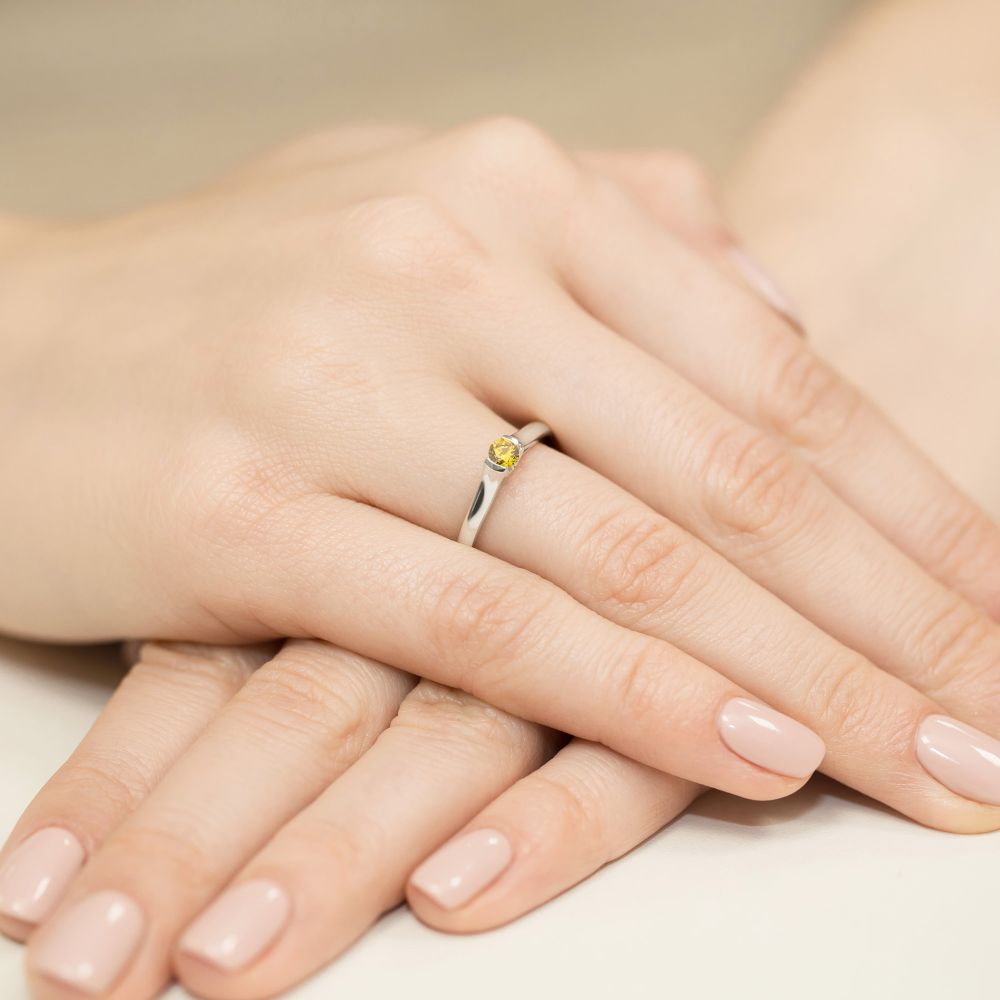 Pierścionek z żółtym diamentem laboratoryjnym 0,15 ct, białe złoto 585, zdjęcie na dłoni