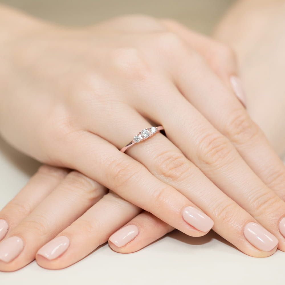 Pierścionek z brylantami 0,33 ct, różowe złoto 585, zdjęcie na dłoni