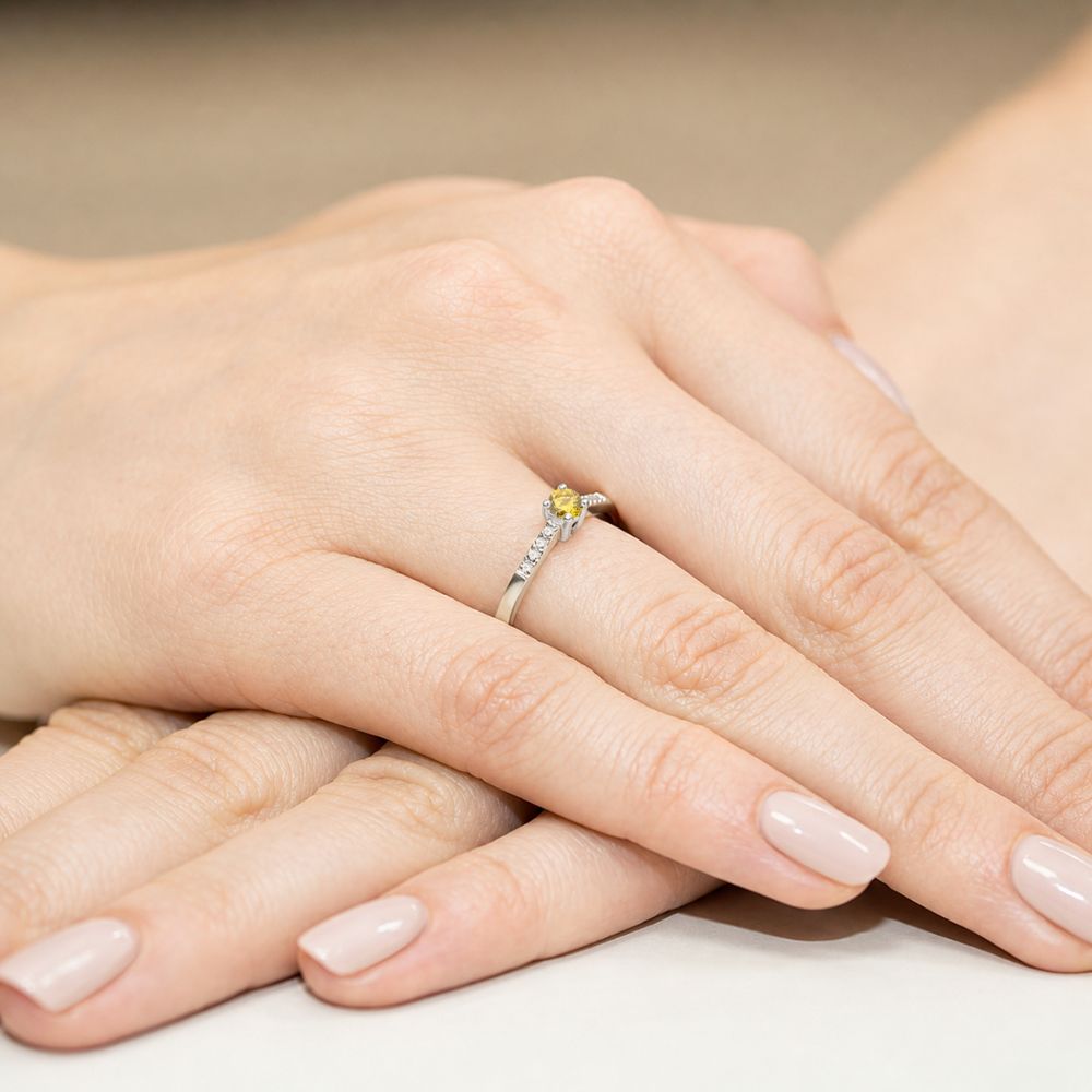 Pierścionek z żółtym diamentem laboratoryjnym 0,22 ct, białe złoto 585, zdjęcie na dłoni