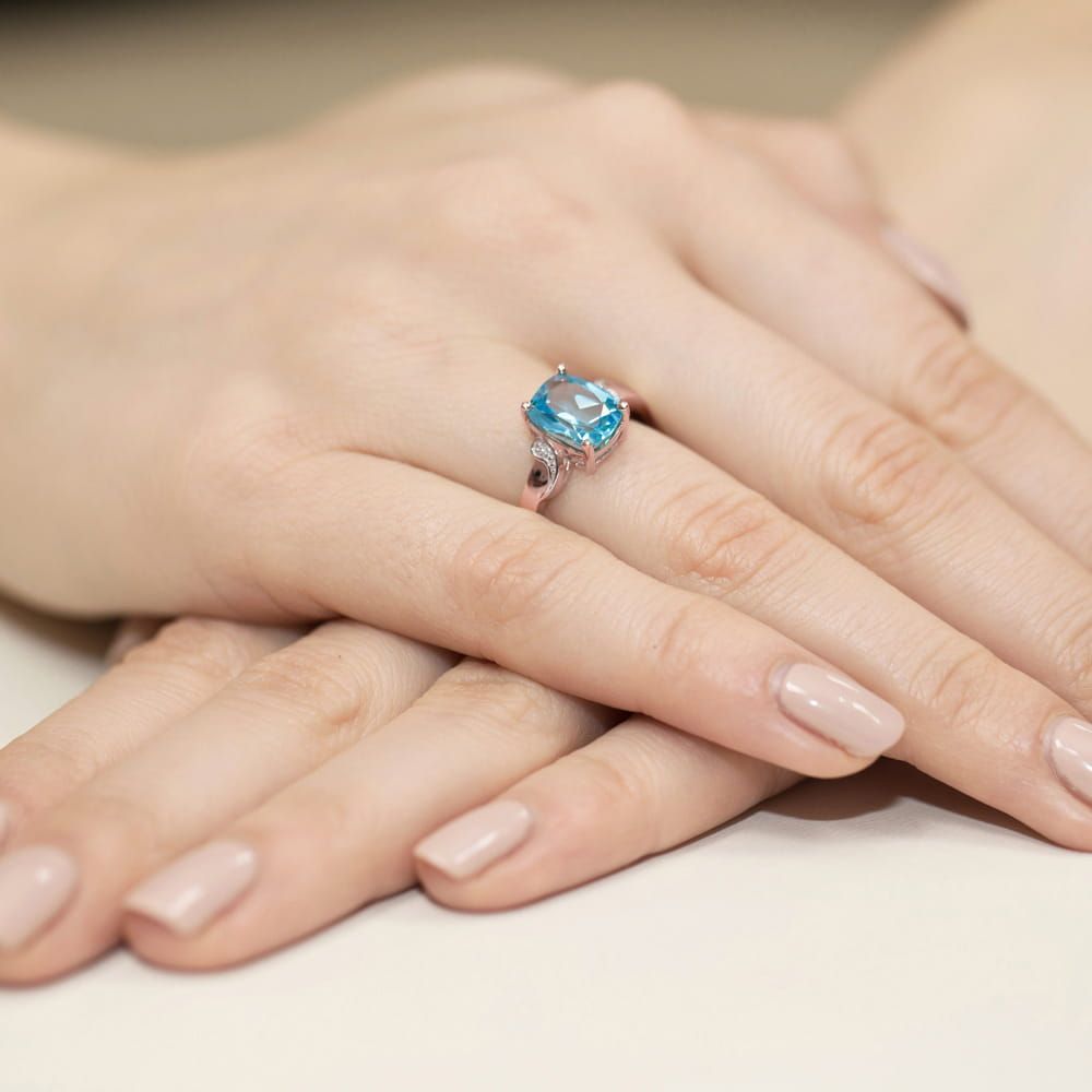 Pierścionek z topazem Swiss Blue 2,40 ct i brylantami, różowe złoto 585, zdjęcie na dłoni