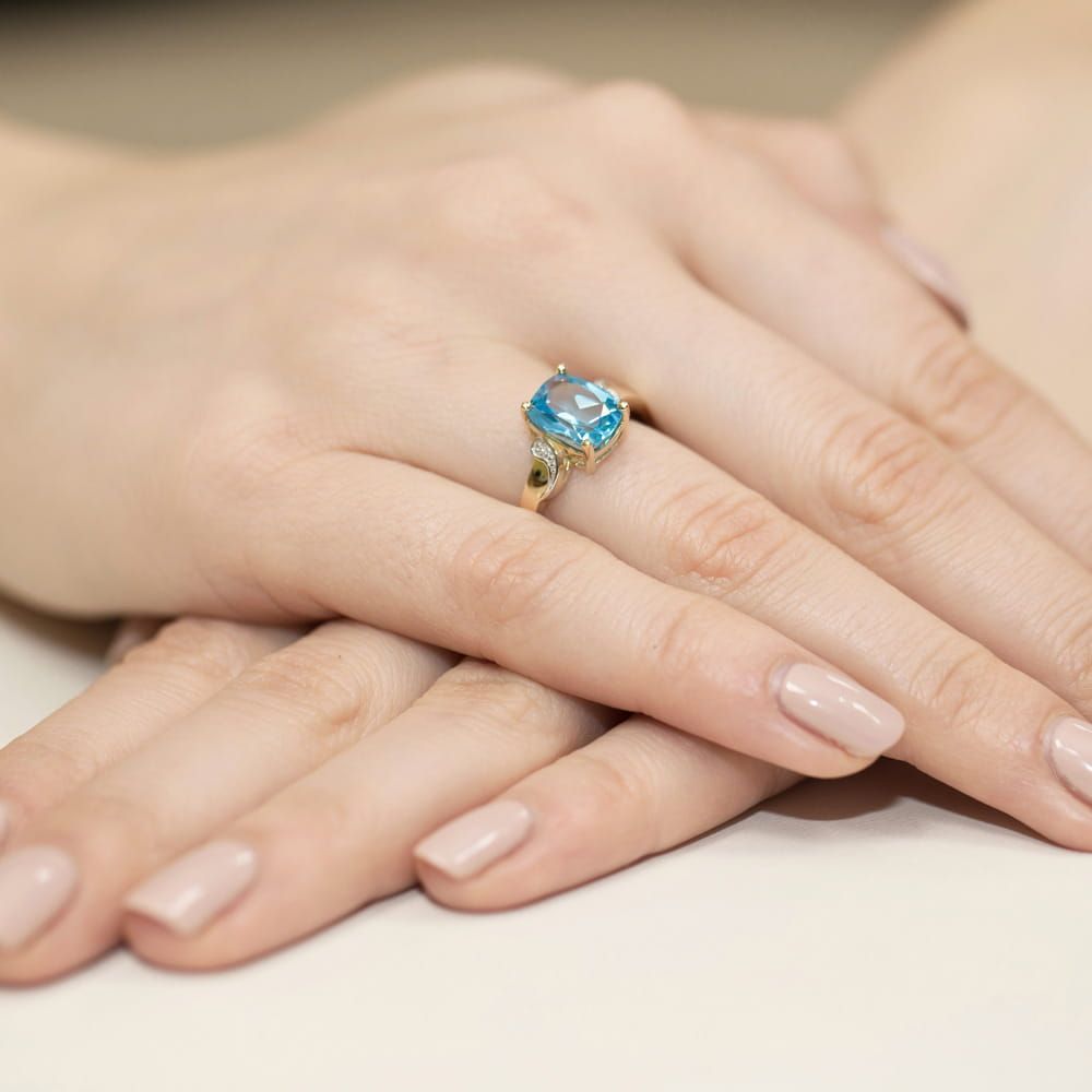 Pierścionek z topazem Swiss Blue 2,40 ct i brylantami, żółte złoto 585, zdjęcie na dłoni