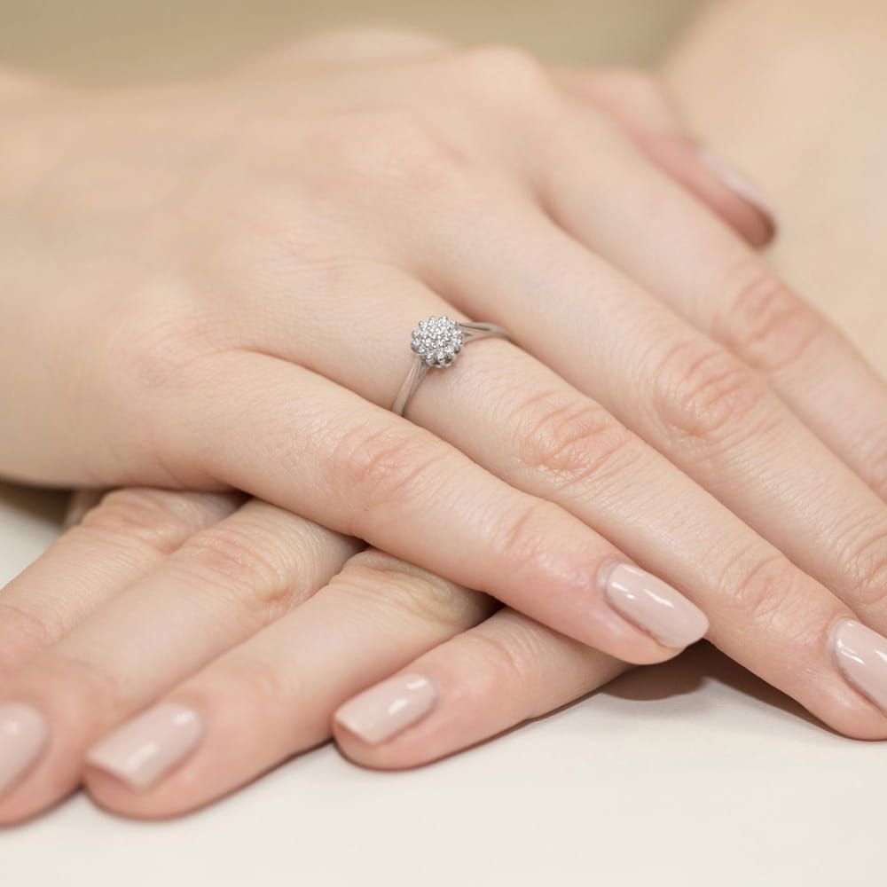 Pierścionek z brylantami 0,10 ct, białe złoto 585, zdjęcie na dłoni