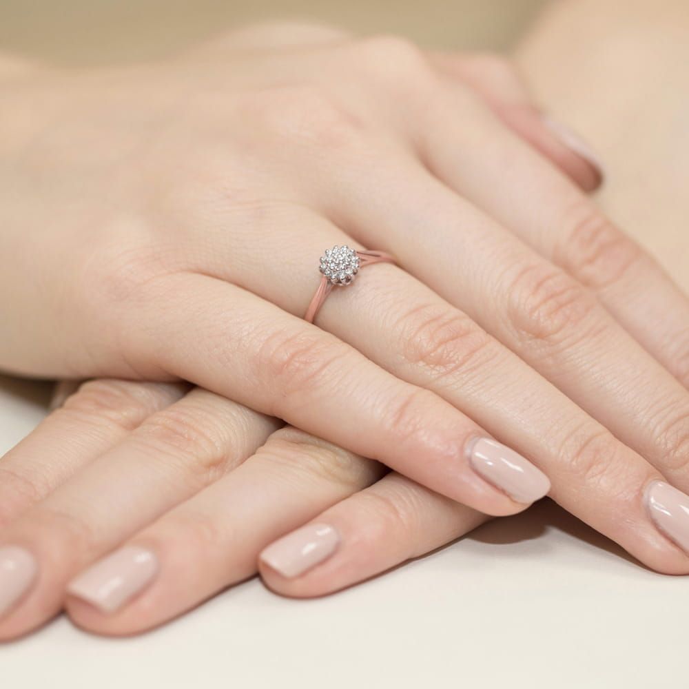 Pierścionek z brylantami 0,10 ct, różowe złoto 585, zdjęcie na dłoni