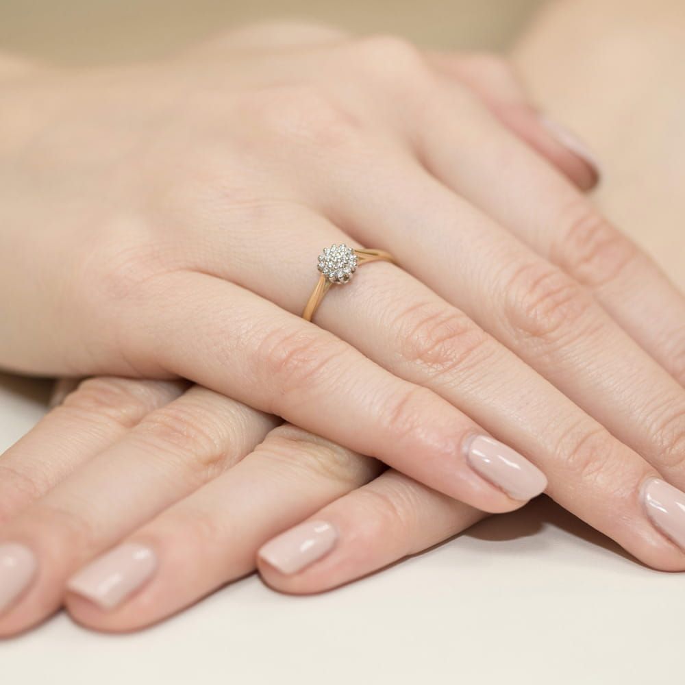 Pierścionek z brylantami 0,10 ct, żółte złoto 585, zdjęcie na dłoni