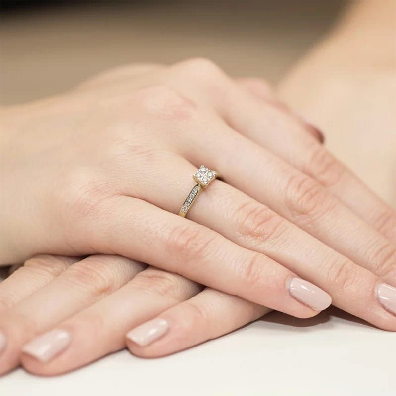 Pierścionek z brylantami 0,17 ct, żółte złoto 585, zdjęcie na dłoni