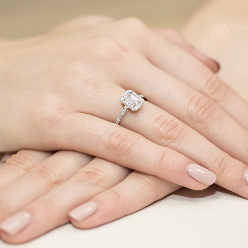 Pierścionek z diamentem laboratoryjnym 0,79 ct, białe złoto 585, zdjęcie na dłoni