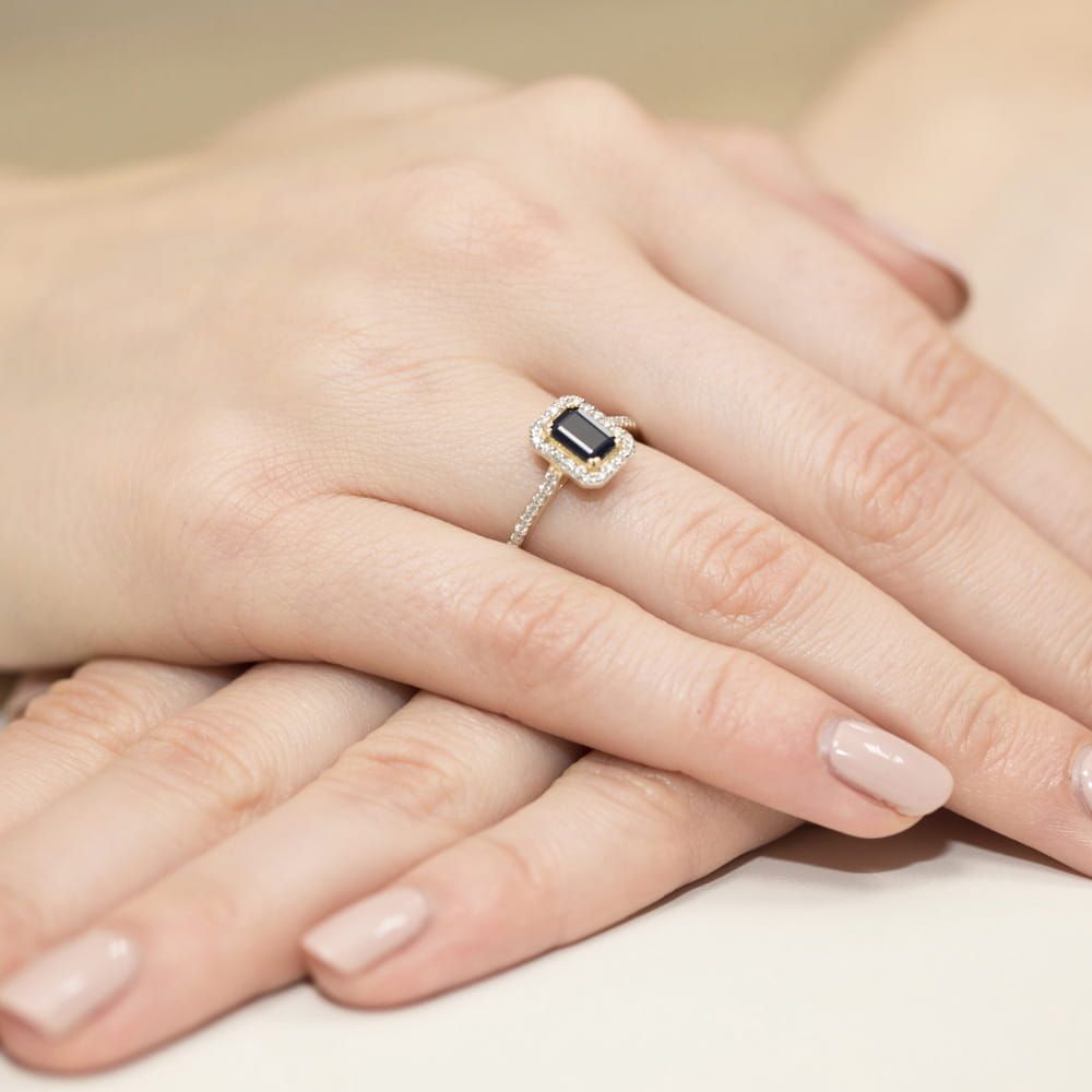 Pierścionek ze szafirem 0,60 ct i brylantami, żółte złoto 585, zdjęcie na dłoni