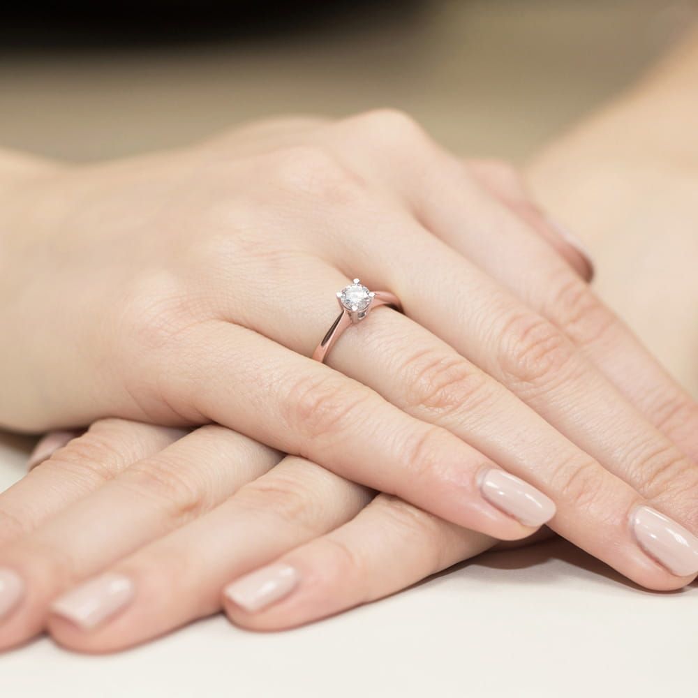 Pierścionek zaręczynowy z brylantem 0,50 ct, różowe złoto 585, zdjęcie na dłoni