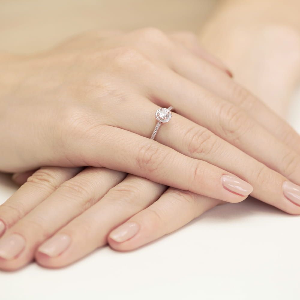 Pierścionek z brylantami 0,28 ct, różowe złoto 585, zdjęcie na dłoni