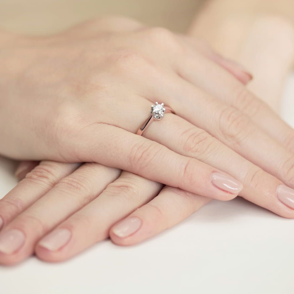 Pierścionek z diamentem laboratoryjnym 0,25 ct, różowe złoto 585, zdjęcie na dłoni