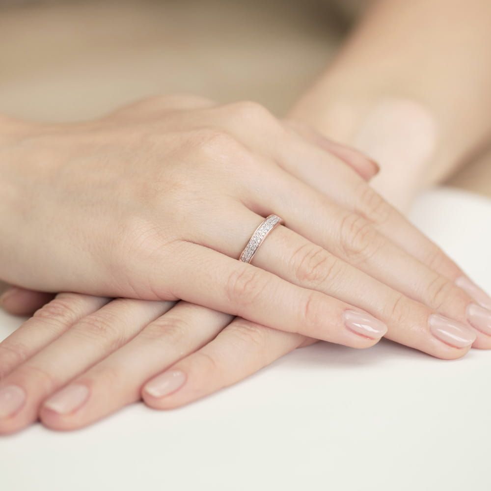 Pierścionek z brylantami 0,18 ct, różowe złoto 585, zdjęcie na dłoni
