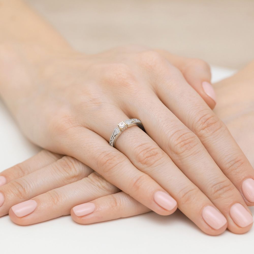 Pierścionek z brylantami 0,13 ct, białe złoto 585, zdjęcie na dłoni