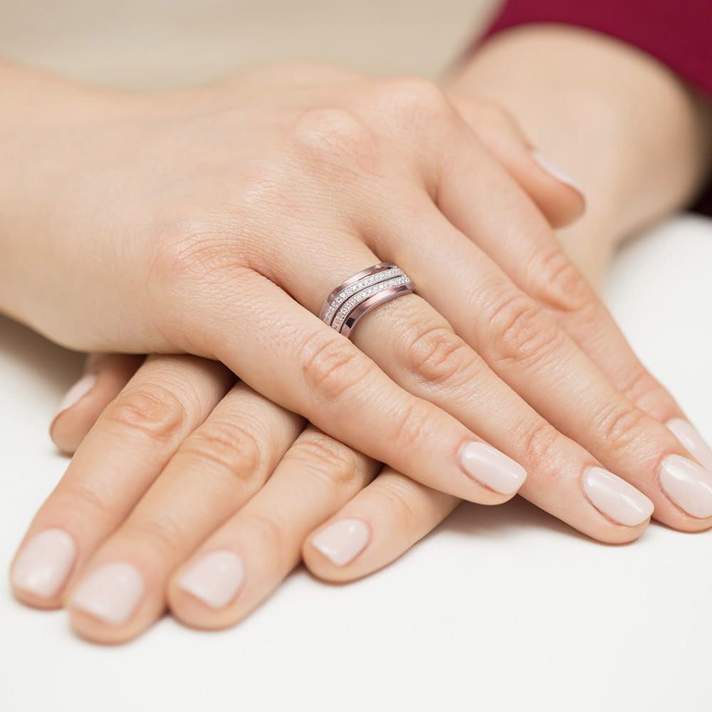 Pierścionek z brylantami 0,18 ct, różowe złoto 585, zdjęcie na dłoni