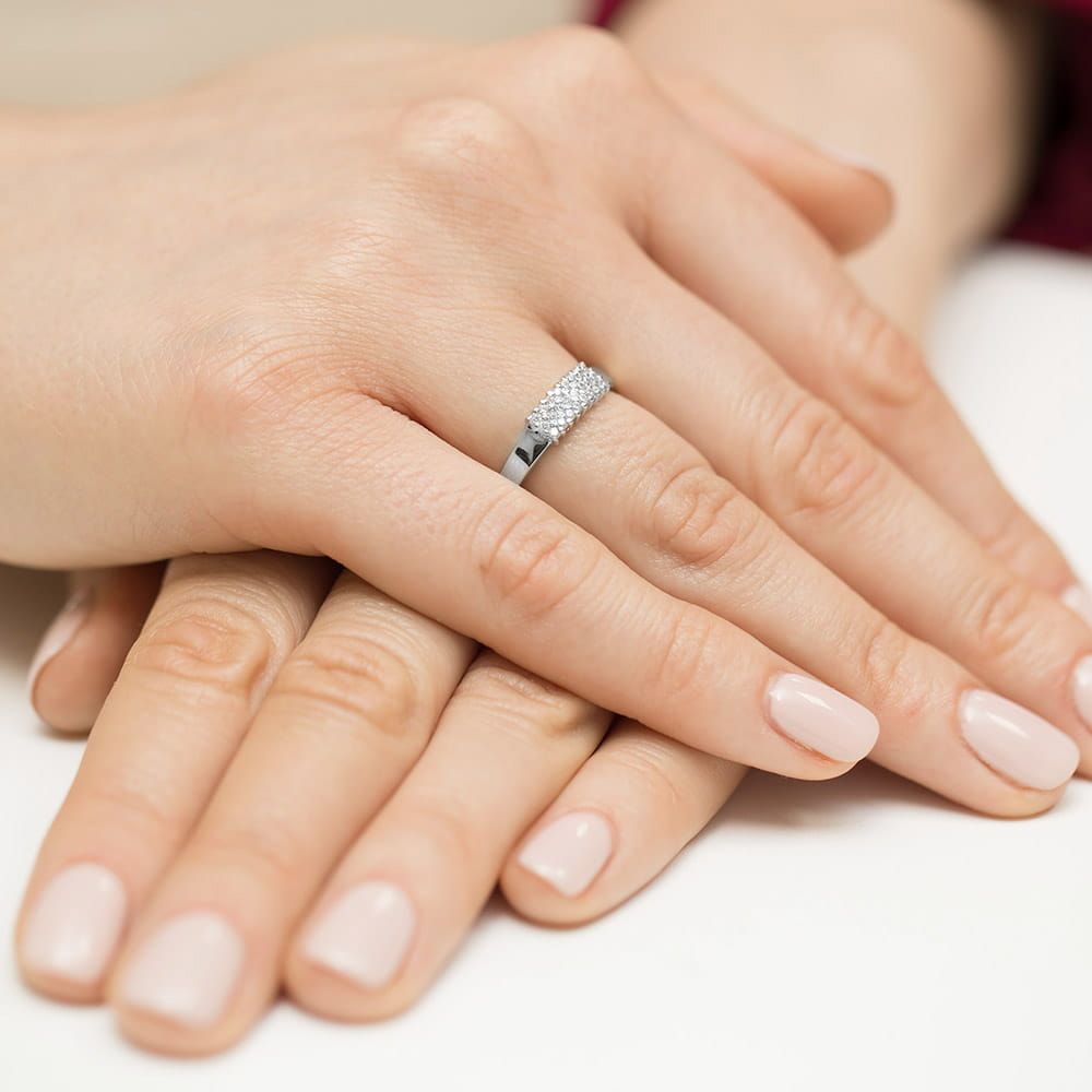 Pierścionek z brylantami 0,21 ct, białe złoto 585, zdjęcie na dłoni