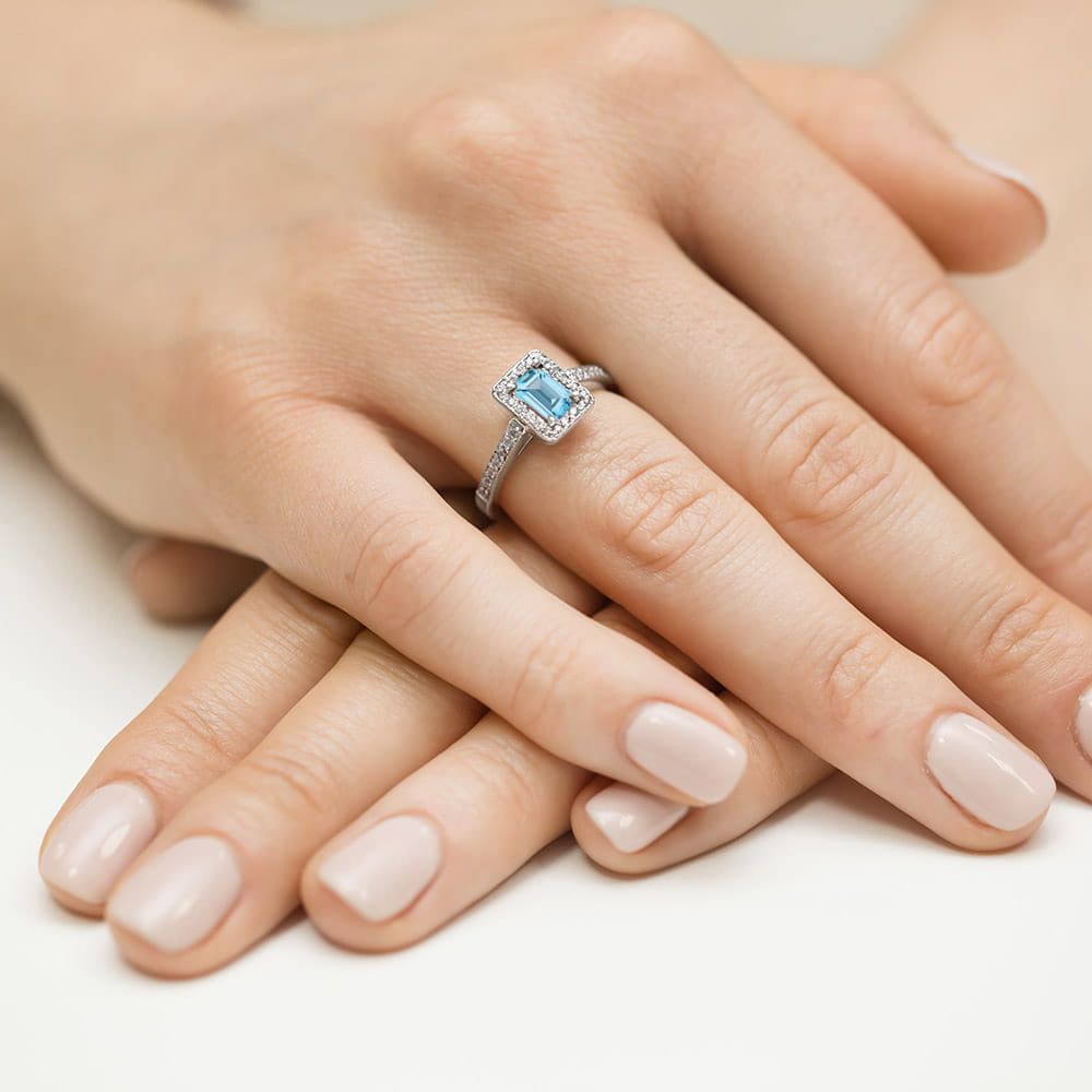 Pierścionek z topazem Swiss Blue 0,65 ct i brylantami, białe złoto 585, zdjęcie na dłoni