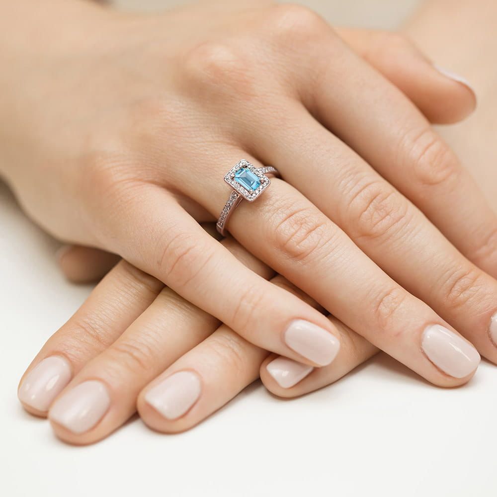 Pierścionek z topazem Swiss Blue 0,65 ct i brylantami, różowe złoto 585, zdjęcie na dłoni