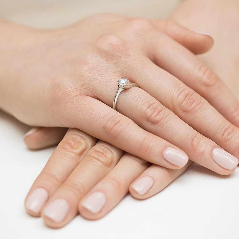 Pierścionek zaręczynowy z brylantem 0,50 ct, białe złoto 585, zdjęcie na dłoni