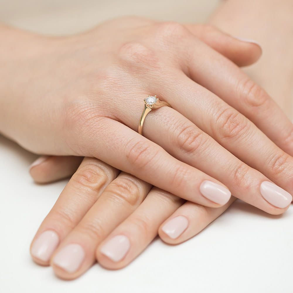 Pierścionek z diamentem laboratoryjnym 0,50 ct, żółte złoto 585, zdjęcie na dłoni