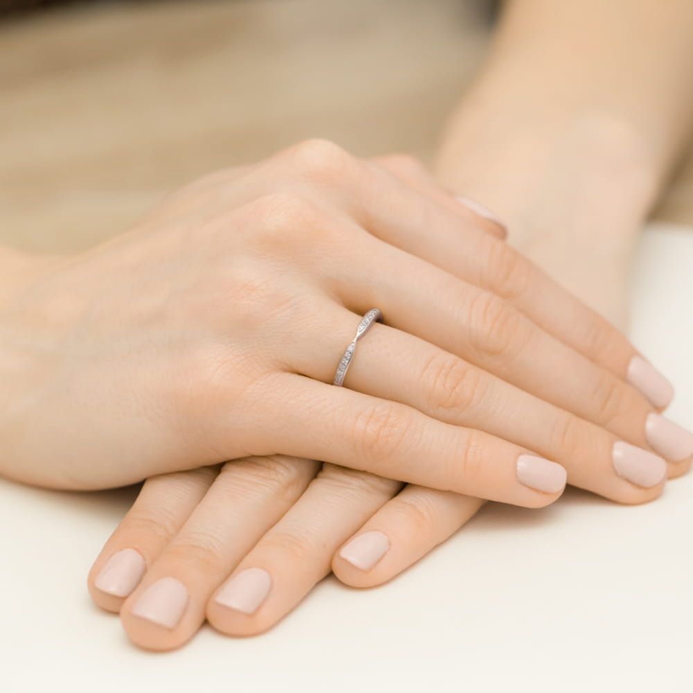 Pierścionek z brylantami 0,10 ct, białe złoto 585, zdjęcie na dłoni